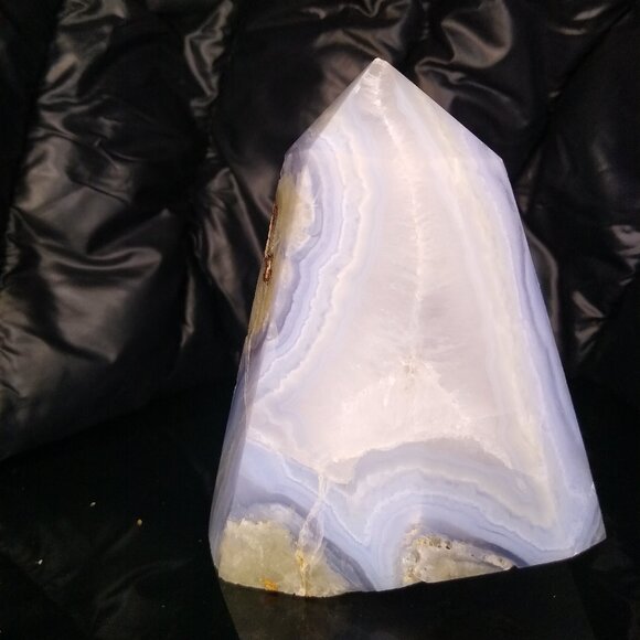 Pyramidal Blue Lace Agate w/ a natural vug containing a druzy crystal form - Picture 3 of 4